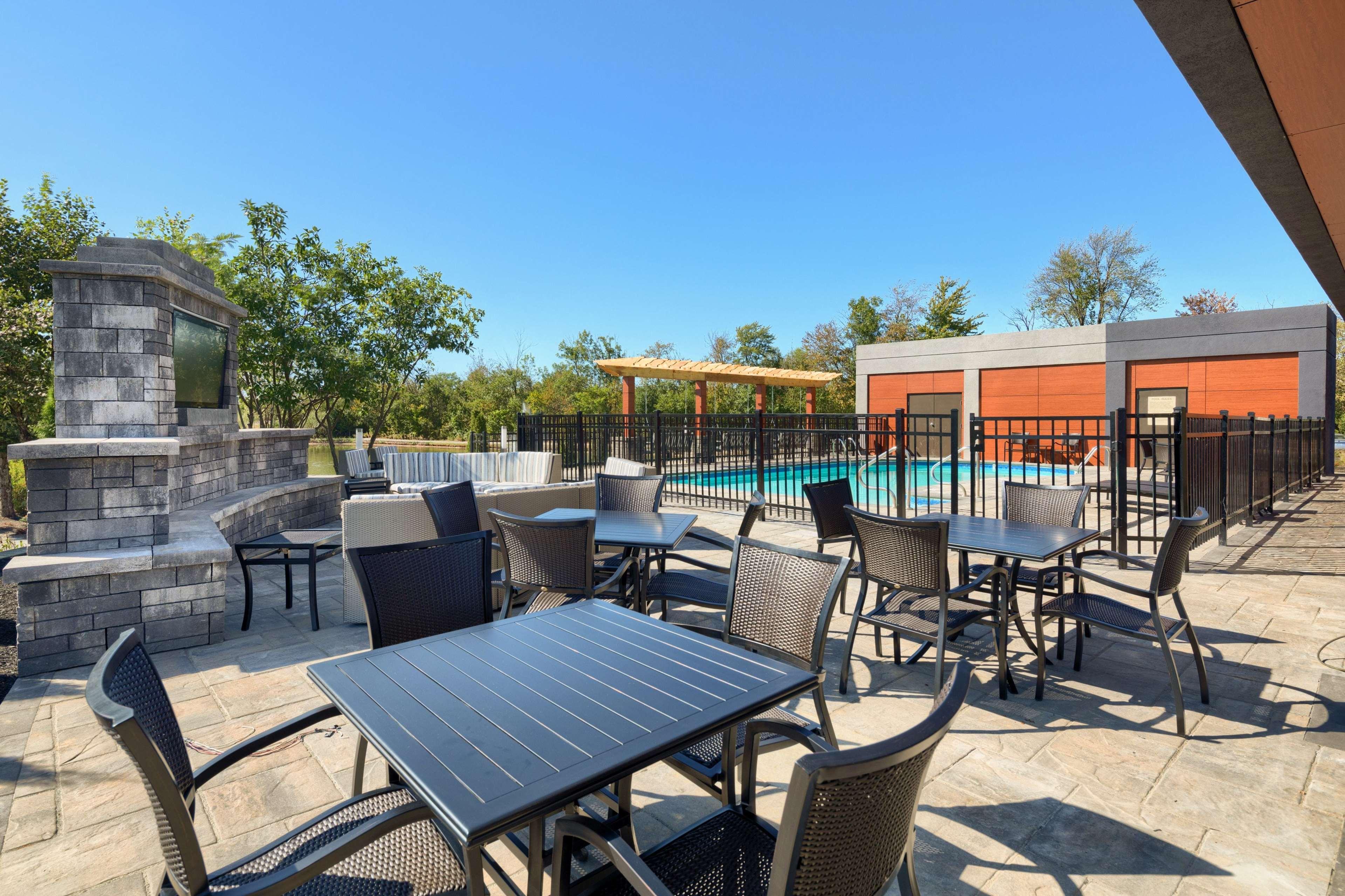 Hampton Inn Louisville Northeast Exterior photo