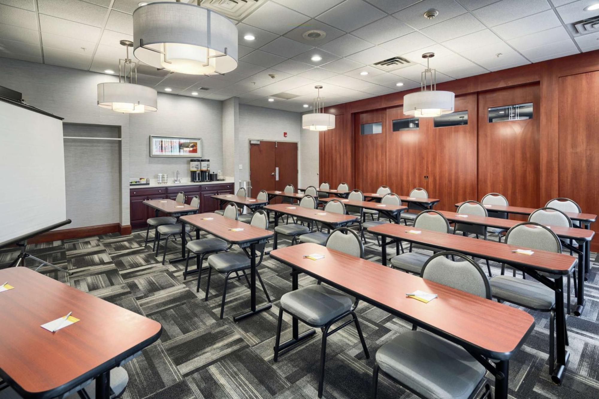 Hampton Inn Louisville Northeast Exterior photo