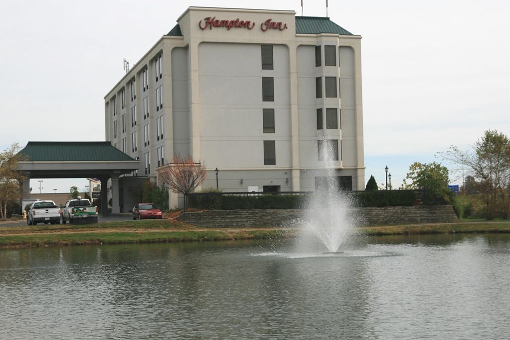 Hampton Inn Louisville Northeast Exterior photo