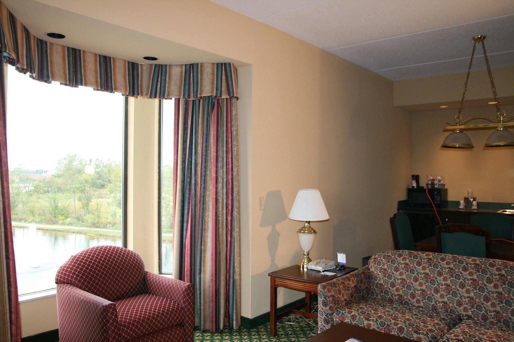 Hampton Inn Louisville Northeast Room photo