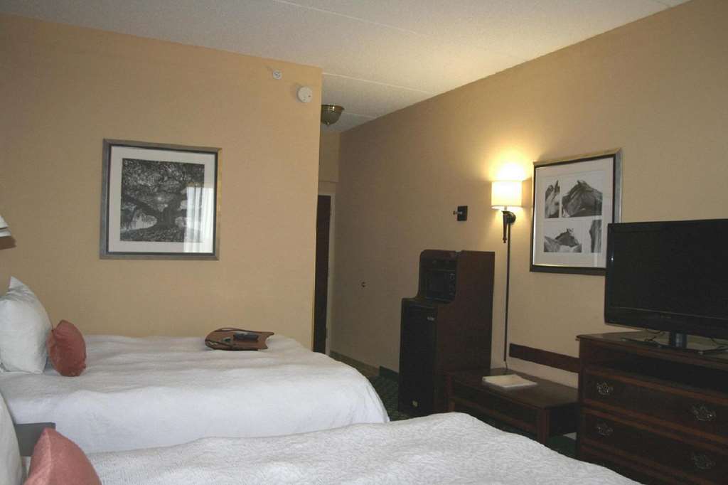 Hampton Inn Louisville Northeast Room photo