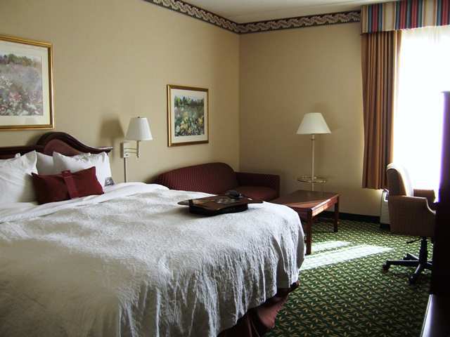 Hampton Inn Louisville Northeast Room photo